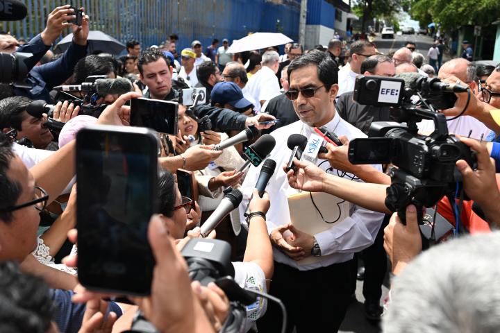 El arzobispo de San Salvador, José Luis Escobar Alas, se dirige a la prensa el 18 de marzo de 2025, durante la entrega de 150,000 firmas en apoyo de una petición para derogar la Ley General de Minería de Metales aprobada en diciembre de 2024 por la Asamblea Legislativa controlada por el presidente de facto Nayib Bukele. Foto de El Faro: Marvin Recinos/AFP