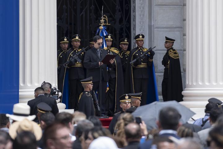El arzobispo de San Salvador, José Luis Escobar Alas, habla en la toma de posesión inconstitucional de Nayib Bukele para un segundo mandato el 1 de junio de 2024 en San Salvador. Foto de El Faro: Víctor Peña