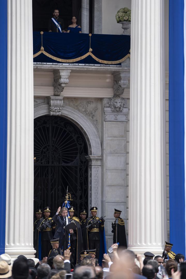 El megapastor argentino Dante Gebel fue uno de los dos líderes religiosos, junto con el arzobispo de San Salvador, que se dirigió a miles de personas congregadas en la capital de El Salvador para celebrar la toma de posesión inconstitucional de Nayib Bukele. Los destacados líderes religiosos dieron su bendición a la continuidad de Bukele en el poder. Foto de El Faro: Víctor Peña