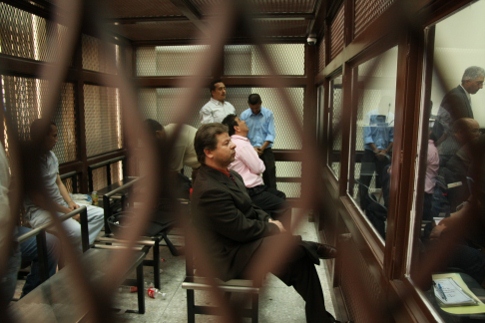 Manuel Castillo Medrano, acusado de ser uno de los autores intelectuales en el Caso Parlacen, espera en la celda de los tribunales antes de escuchar el veredicto final.