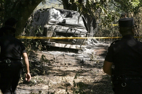 Los restos calcinados de la camioneta donde se transportaban los diputados y su motorista en la finca La Concha, kilómetro 25.5 carretera de ciudad Guatemala a El Salvador.