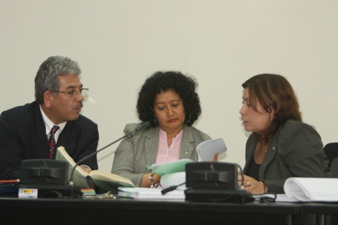 Yasmín Barrios, al centro, presidenta del colegiado de jueces del Tribunal Primero de Alto Impacto, encargado de juzgar el caso Parlacen.