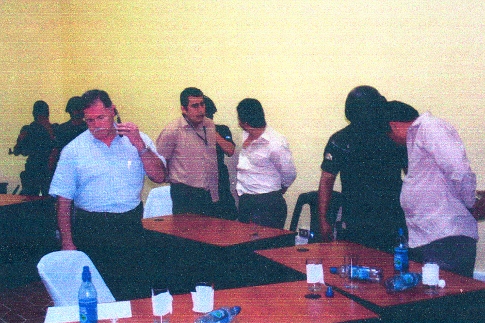 Víctor Rivera, asesor del ministerio de Gobernación guatemalteco, durante la captura de los cuatro agentes policiales detenidos el 21 de febrero de 2007.