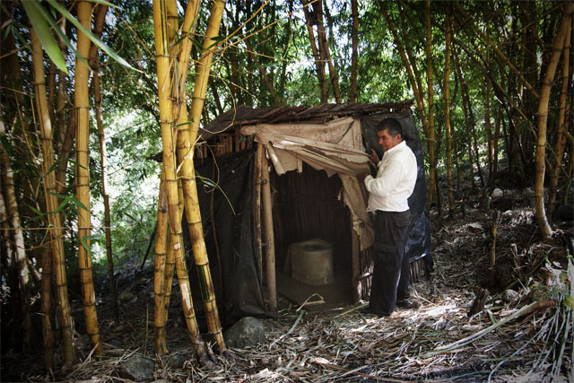 Tomás, padre de María Edis, muestra la fosa séptica donde su hija sufrió un aborto espontáneo. Foto Bernat Camps