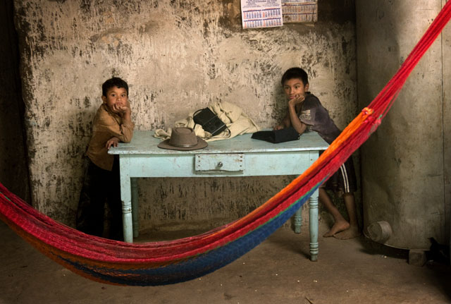 Los hijos de María Edis, Santos y Tomás, escuchan con atención a su abuelo, quien cuenta la historia de cómo su madre fue condenada a 30 años de prisión. Foto Bernat Camps