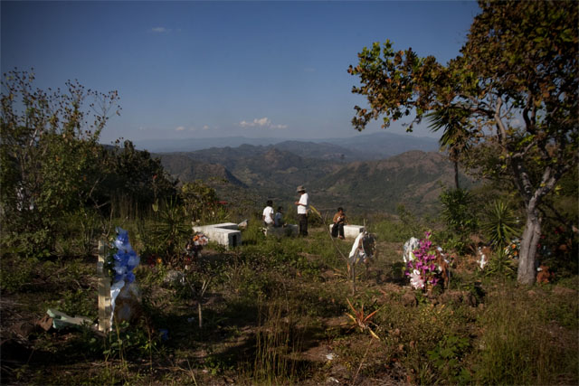 Los cuerpos de María Edis y Gabriel descansan en el cementerio del Cantón Las Mesas en Cacaopera. Foto Bernat Camps