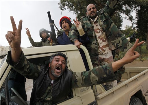 Individuos armados opositores al gobernante Moamar Gadafi celebran el domingo 27 de febrero de 2011 la liberación de la ciudad de Bengasi, en Libia. Foto AP