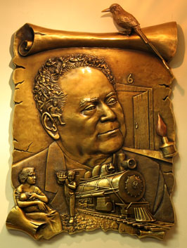 La vida de Óscar Panameño se describre en un escudo que cuelga de su oficina.