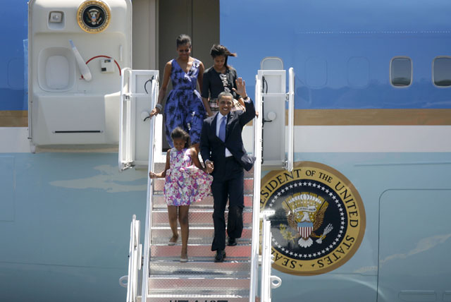 El presidente de los Estados Unidos, Barack Obama, y su esposa Michelle saludan tras su llegada al aeropuerto de Comalapa