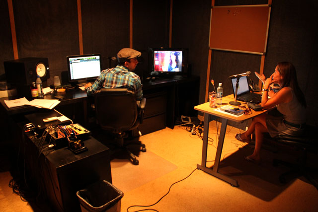 Interior de uno de los estudios de doblaje de Blablabla, la única productora de doblajes en Centroamérica. Foto: Mauro Arias