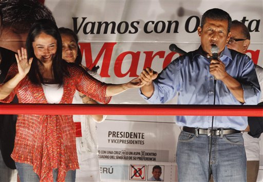 El candidato presidencial Ollanta Humala habla junto a su esposa Nadine Heredia, desde el balcón de sus oficinas generales, tras el cierre de urnas de los comicios. Foto Ap