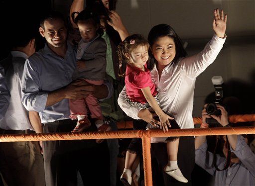 La candidata presidencial Keiko Fujimori saluda a sus simpatizantes, cargando a su hija Kyara Sofía, luego de los comicios generales. Foto Ap