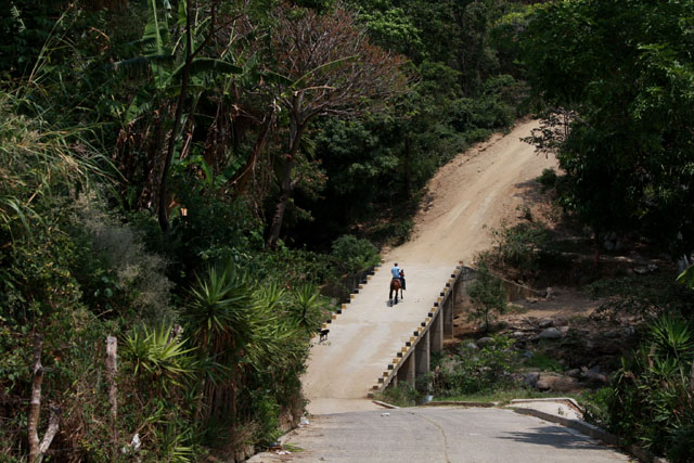 Una persona cruza el puente sobre el río Torola, que sirve de frontera entre El Salvador y Honduras,en San Fernando.