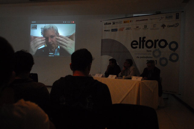 Julian Assange durante su participación en vivo en El Foro de El Faro 2011.