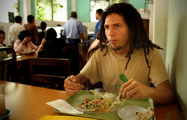 Mauricio Zamora nos da la cita en un restaurante vegetariano en la alameda Juan Pablo II frente al Centro de Gobierno. Foto Mauro Arias