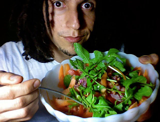 Mauricio Zamora muestra una ensalada de hecha con su propia receta para recomendarla en su página de Facebook. Foto cortesía Mauricio Zamora