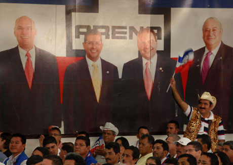 Osmín Antonio Guzmán, “El Tigre”, alcalde de Apaneca, ondea la bandera de su partido durante la convención de su partido el 11 de octubre del presente año. Foto Archivo