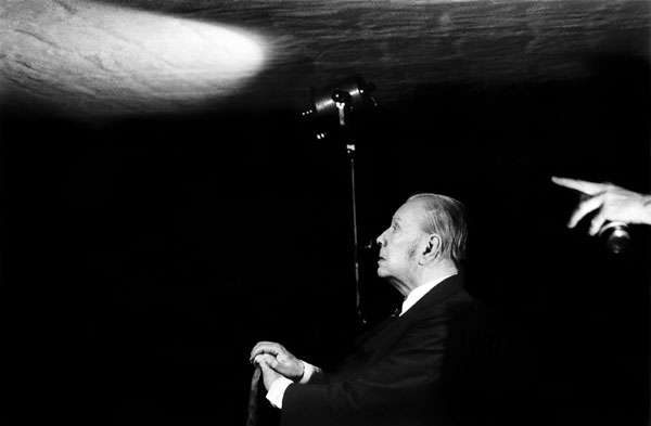 Jorge Luis Borges en un retrato de 1978, de Daniel Mordzinski.