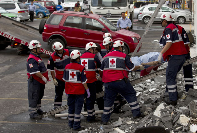 Cruz Roja Mexicana rescata víctimas de incendio.