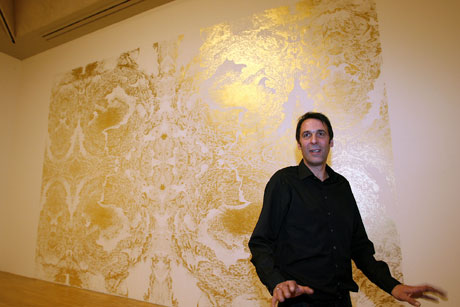 El pintor Richard Wright, de 49 años, posa frente a una de sus creaciones tras ser anunciado como ganador del Premio Turner 2009 .