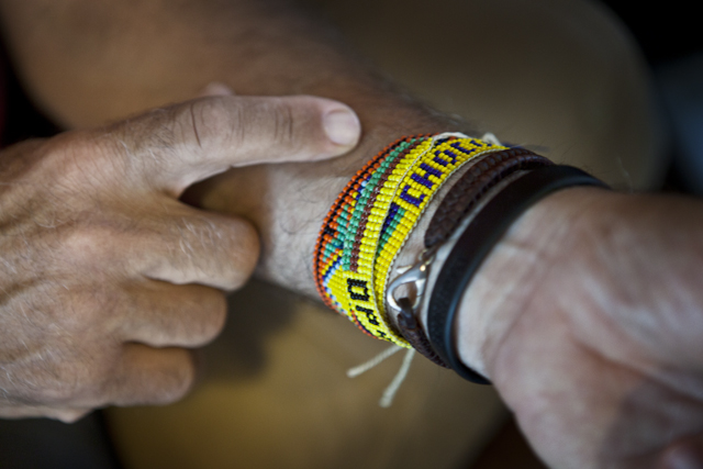 La pulsera negra simboliza su afición a la observación de aves, la de cuero se la regalaron unos amigos de Bogotá, las de plástico hacen referencia a las culturas Embera Chami, Choco y Quibdó.