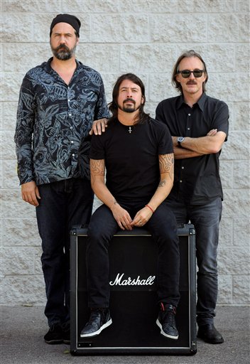De izquierda a derecha Krist Novoselic y Dave Grohl, ex miembros de Nirvana, posan con Butch Vig, productor del emblemático álbum de la banda de 1991 Nevermind.