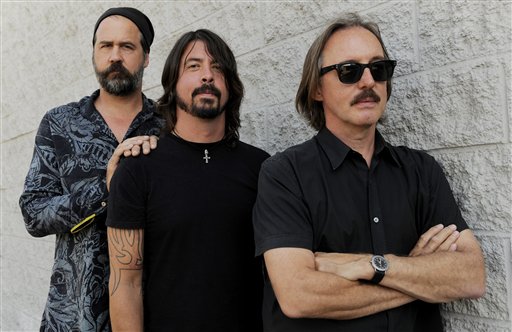 De izquierda a derecha Krist Novoselic y Dave Grohl, ex miembros de Nirvana, posan con Butch Vig, productor del emblemático álbum de la banda de 1991 Nevermind, el 6 de septiembre del 2011 en Los Ángeles.