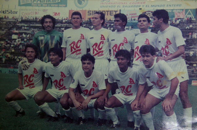 Quique Iraheta, cuando jugaba en el Alianza, posando antes de un partido contra FAS en 1991. Iraheta aparece en la fila de abajo, en medio﻿.