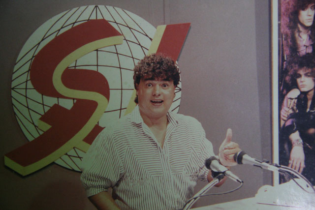 En 1986 debutó como conductor del programa Super Juveniles, del canal 6, que según Quique Iraheta, fue el primer programa de este tipo que transmitió en vivo la televisión salvadoreña.