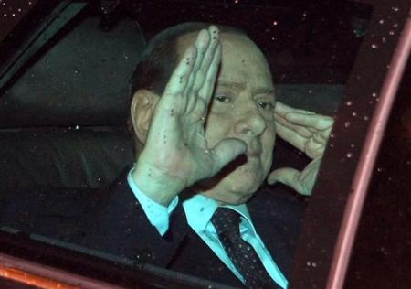 El primer ministro italiano Silvio Berlusoni se despide de los periodistas al abandonarl el palacio del Quirinale,después de reunirse con el presidente Giorgio Napolitano en Roma el martes 8 de noviembre del 2011. Berlusconi prometió renunciar después que