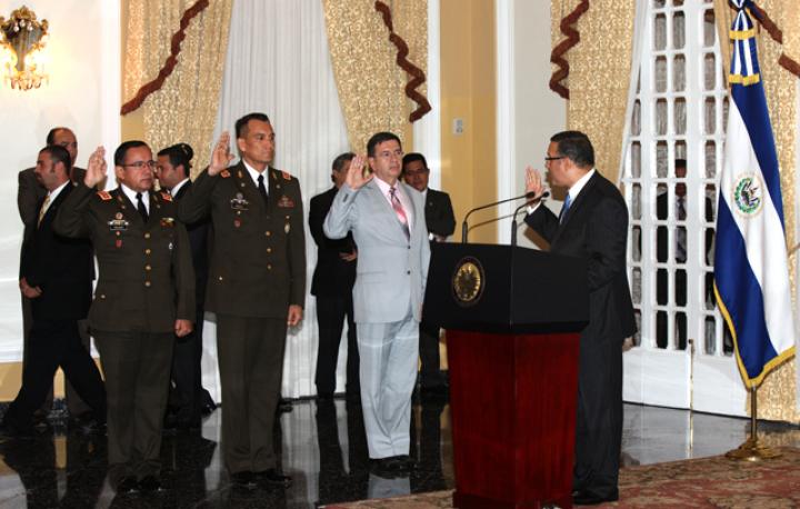 Francisco Ramón Salinas, primero a la izquierda, José Atilio Benítez Parada y David Munguía Payés son juramentados por el presidente Funes el pasado 22 de noviembre de 2011. Foto El Faro