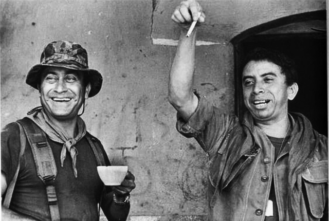 El teniente coronel Sigifredo Ochoa Pérez junto a Domingo Monterrosa en Santa Clara, San Vicente, 1983. Foto tomada del facebook de la Asociación de Veteranos Militares de El Salvador. 