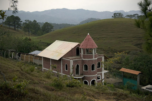 Foto del proyecto sobre arquitectura de las remesas. Casa en San Ignacio, Chalatenango. Foto Walterio Iraheta