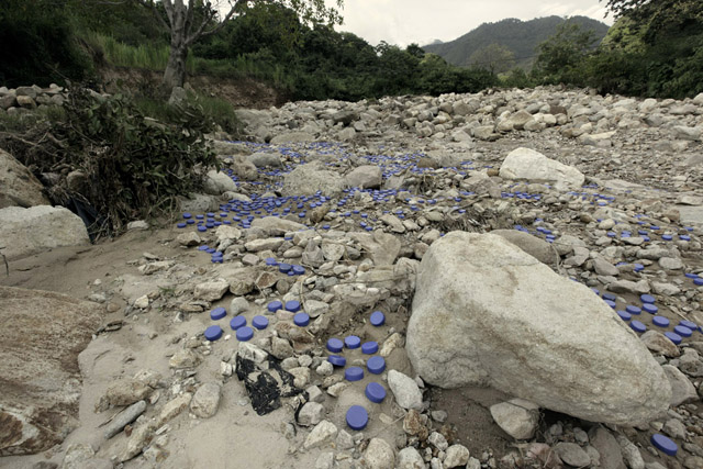 Instalación de tapones de agua en lecho de río. Costa Rica. Foto Walterio Iraheta