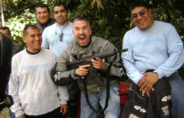 Edgard López Bertrand hijo posa con un fusil de asalto. 
