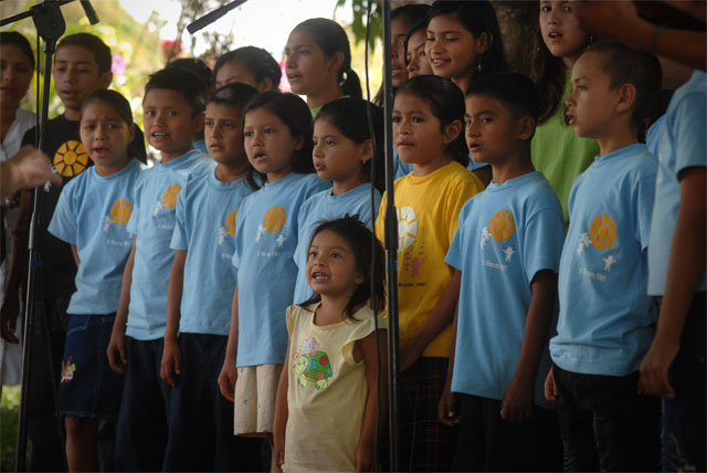 Participación en el acto oficial del coro de niños de El Mozote dirigidos por una religiosa. Foto Mauro Arias