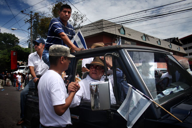Sigifredo Ochoa Pérez durante una manifestación en agosto de 2011 contra la extradición de militares acusados del asesinato de los padres jesuitas en 1989.