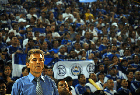 El técnico Carlos de los Cobos era muy querido por la afición salvadoreña, el técnico decidió no renovar por la azul.