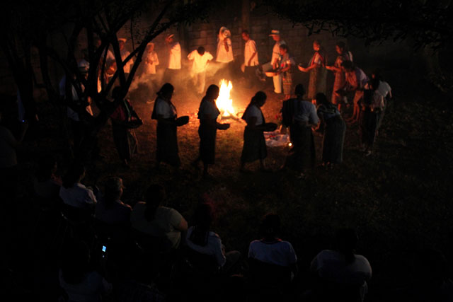 Ritual de limpia del nuevo espacio adquirido por el Centro Cultural de España. Foto José Carlos Reyes