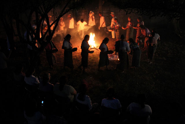 Indigenas de Izalco realizan un ritual de limpia de 