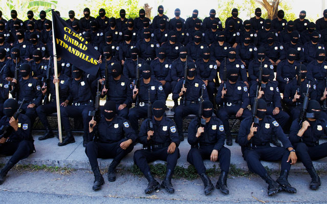 Rostros cubiertos y armas largas durante la presentación el pasado 9 de febrero ante los medios de comunicación de la Unidad Antipandillas de la Policía Nacional Civil. Foto Roberto Valencia﻿