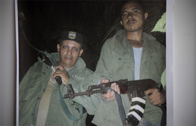 Óscar Arnulfo Córdova Orellana﻿ (a la derecha) posa junto a otro sospechoso en una foto personal decomisada por la PNC entre las pertenencias de los sospechosos.