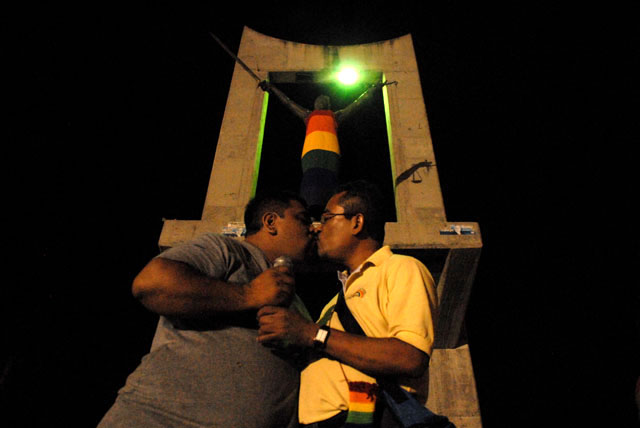 William Hernández, activista por los derechos humanos, se besa el 28 de abril de 2009 con su pareja durante una protesta en la víspera de una sesión plenaria en la que se reformó la Constitución para prohibir las bodas entre personas del mismo sexo. Foto El Faro