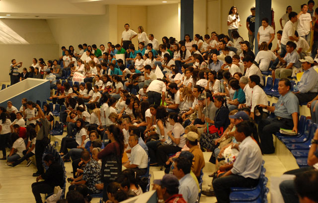 Algunos miembros de iglesias evangélicas y colegiales llenaron los graderíos para visitas del Salón Azul.