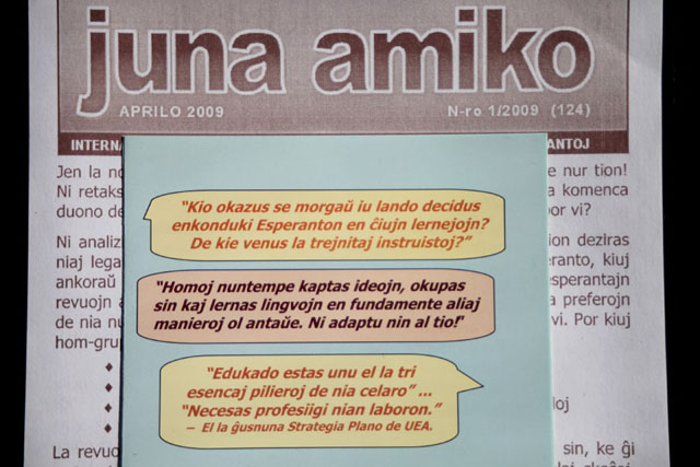 Juna Amiko (Un joven amigo) es uno de los boletines en esperanto que recibe Eduardo con frecuencia. Según él este sirve para iniciar a familiarizarse con el idioma.