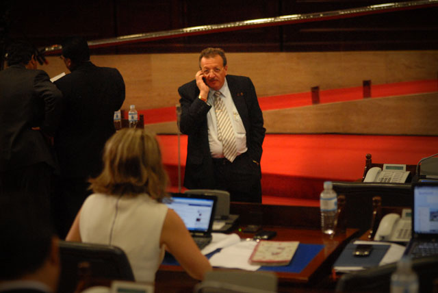 Miguel Ahues durante la sesión plenaria del martes 6 de marzo.