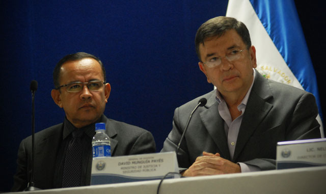 Francisco Salinas a la izquierda, actual director de la PNC y David Munguía, ministro de seguridad. Foto Archivo El Faro