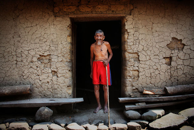 Marcelino Galicia bajo el dintel de su casa. Foto El Faro