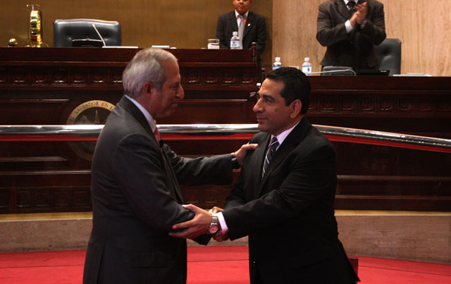 El presidente de la Asamblea Legislativa, Sigfrido Reyes, felicita a Astor Escalante después de ser juramentado como nuevo Fiscal Geral. Foto José Carlos Reyes