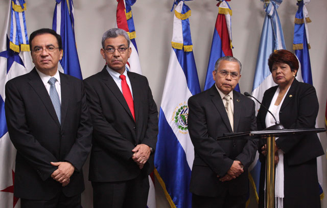 José Roberto Argueta Manzano, primero a la izquierda, en conferencia de prensa en la Asamblea Legislativa después de ser elegido como magistrado de la CSJ.